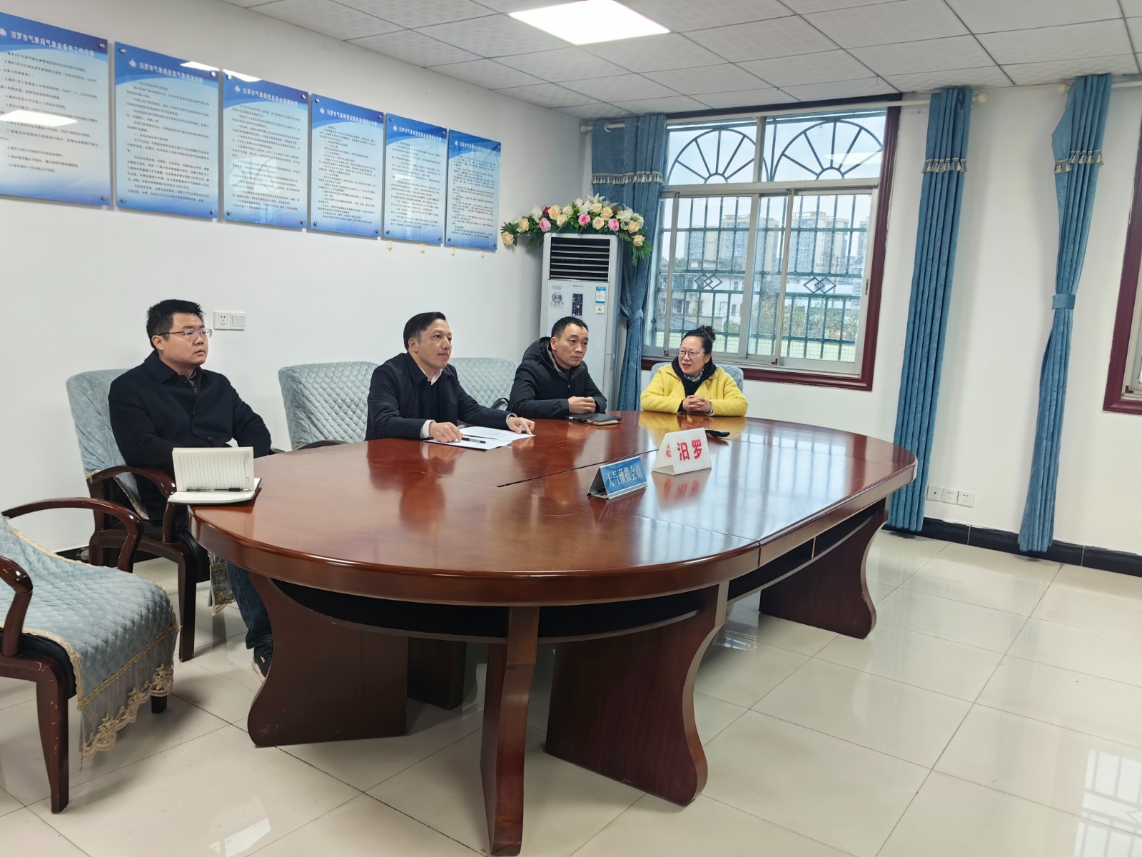 吴艳平调度低温雨雪冰冻气象服务工作