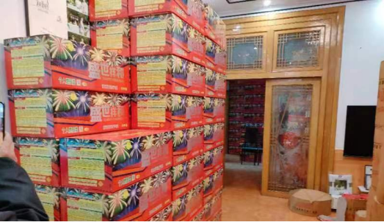 “打非治违”进行时 | 400余箱非法烟花爆竹囤积于民宅，三江镇政府出手