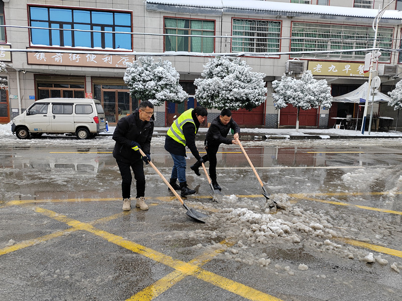 汨罗镇：映雪党旗分外红，铲冰除雪保平安