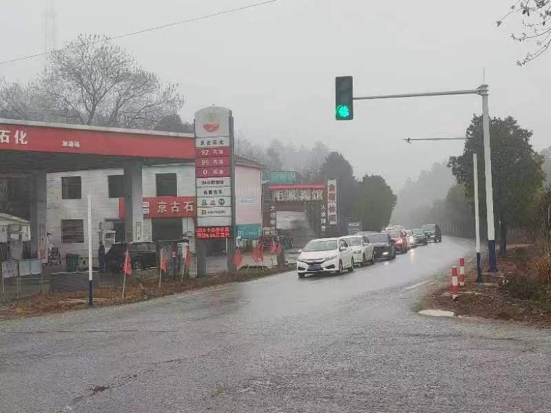 汨罗罗江镇京古塘十字路口红绿灯亮起来了
