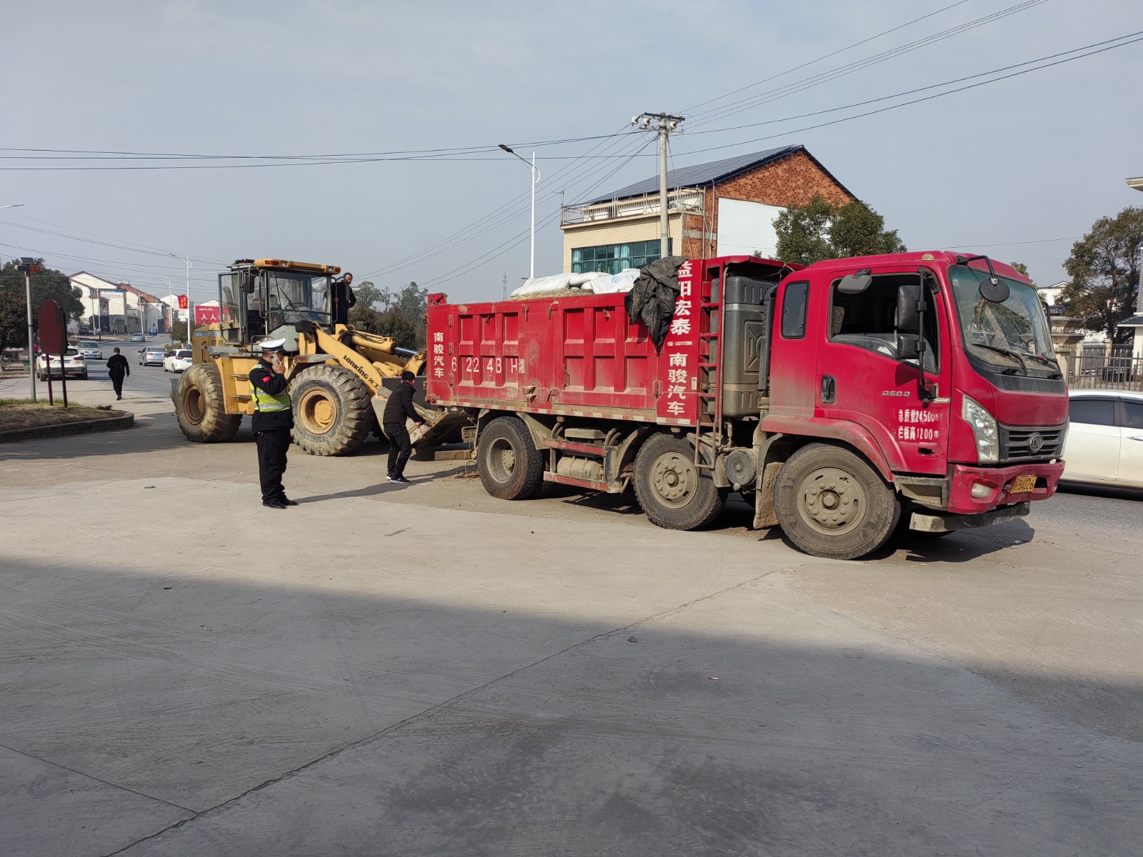 罗江镇：整治路域环境 保公路安全畅通