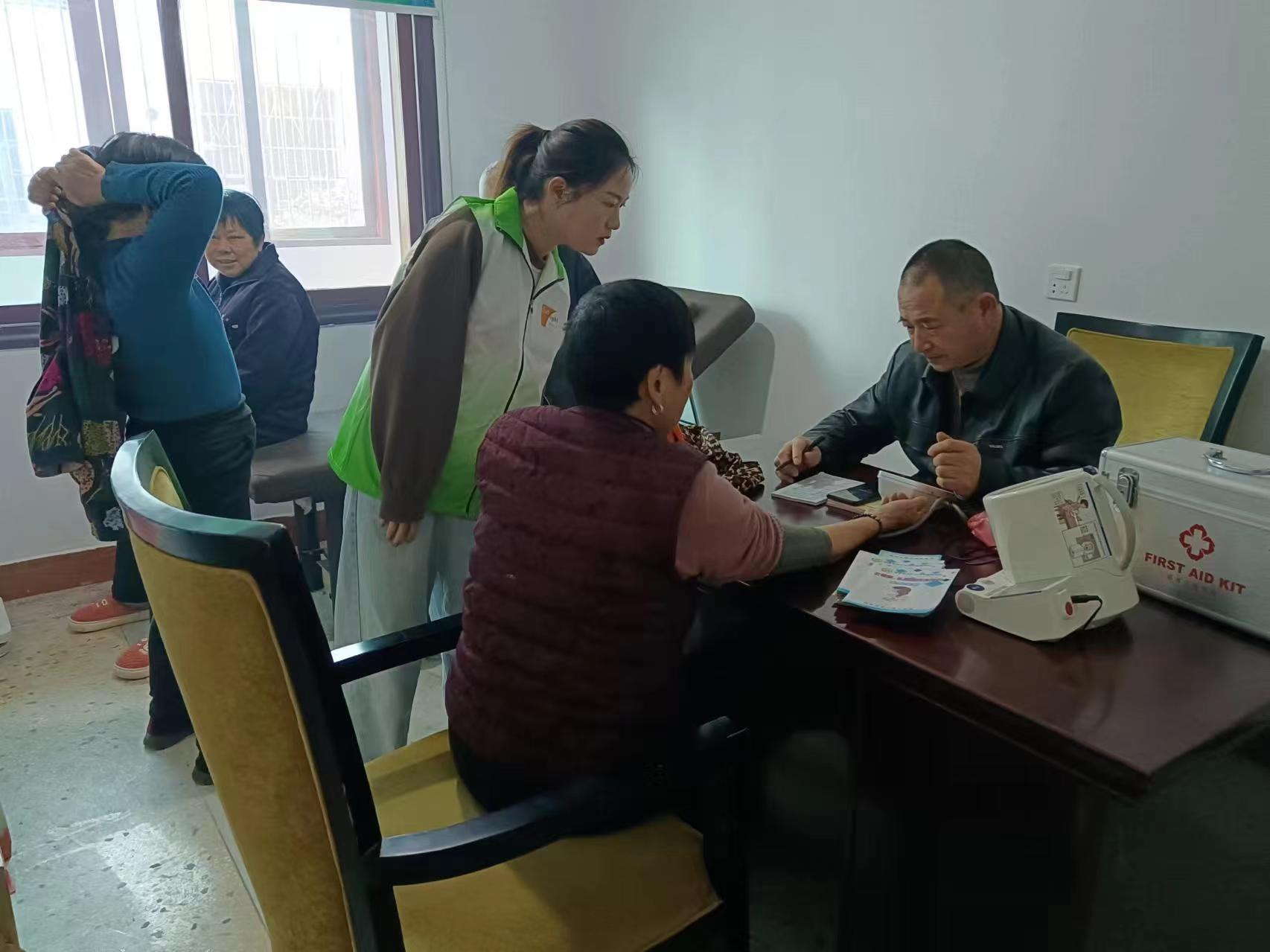 罗江镇社工站开展爱心义诊活动
