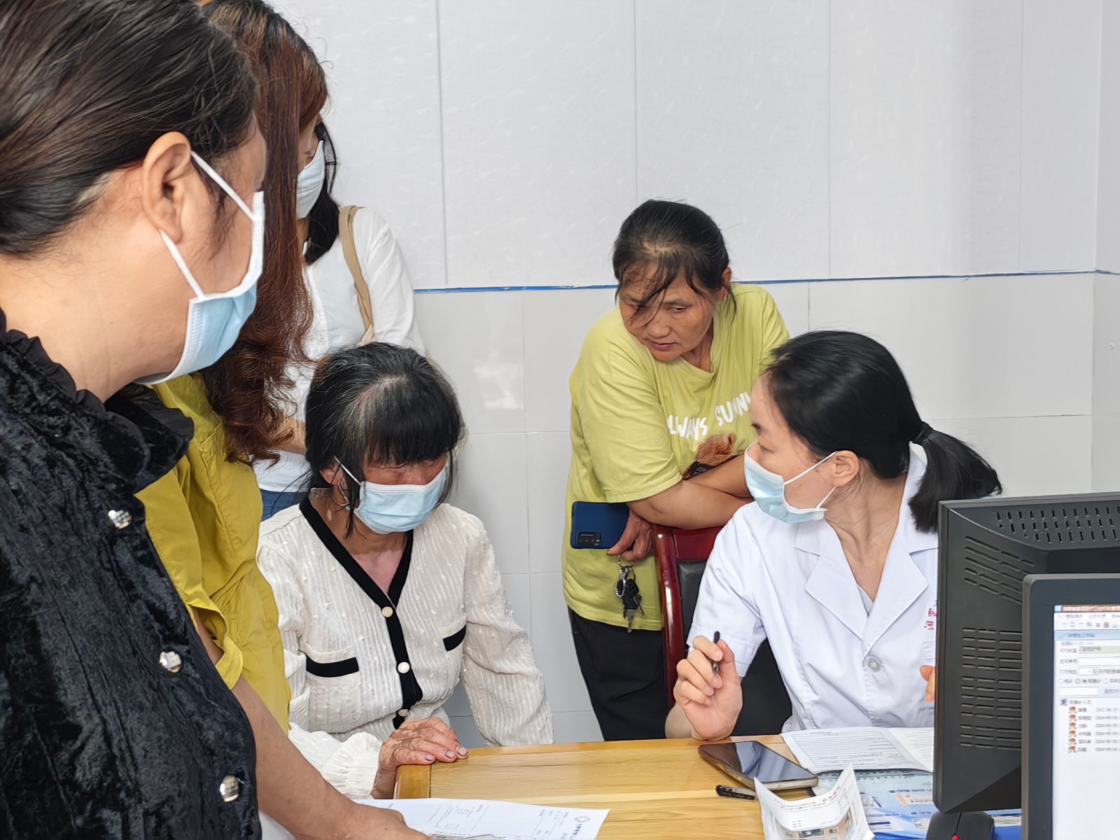 汨罗市妇幼保健院在三江镇开展义诊活动