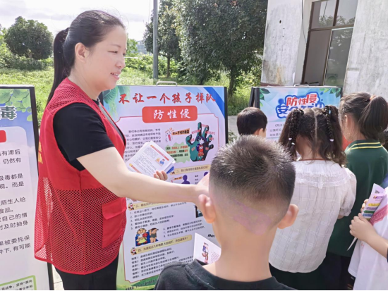 弼时镇：“三防”教育进校园 法润幼苗护成长