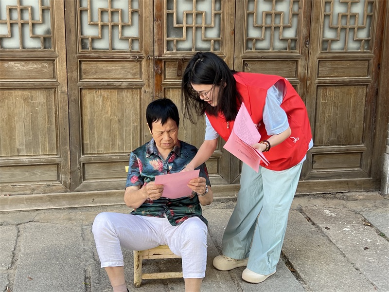 长乐镇组织暑期实践大学生开展移风易俗宣传劝导活动
