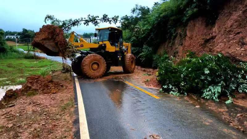 罗江镇：加紧修复受损道路 守护群众出行安全
