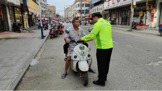 安全从“头”开始！三江镇联合长乐交警开展戴盔劝导行动
