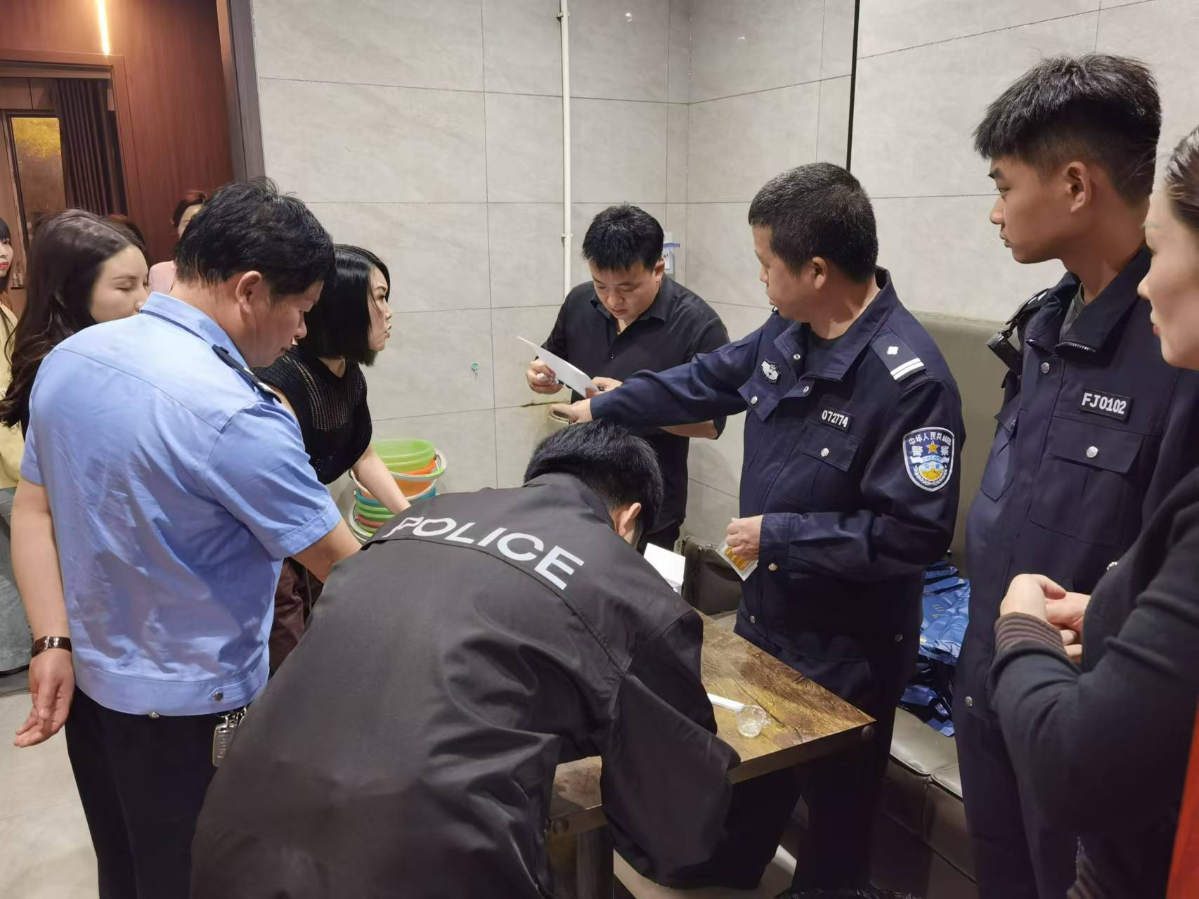 归义街道办事处开展娱乐场所夜间禁毒突击检查行动