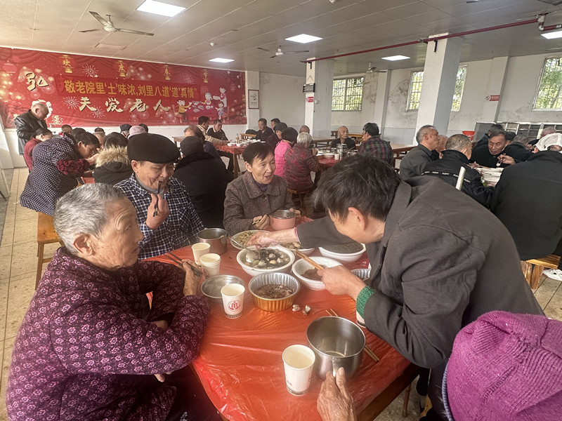 汨罗镇：爱心商家为敬老院老人送来“爱心午餐”