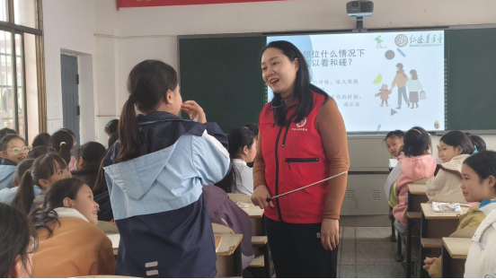 关爱女童 上海仁德基金会“春柳计划”走进汨罗镇中心小学