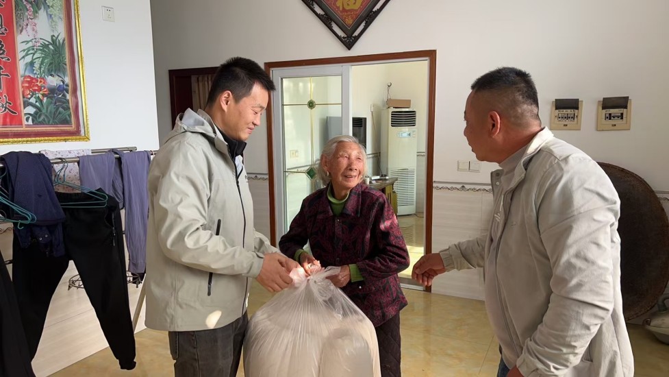 来自新疆的棉花！长乐镇青狮村退伍军人为特困老人赠棉被