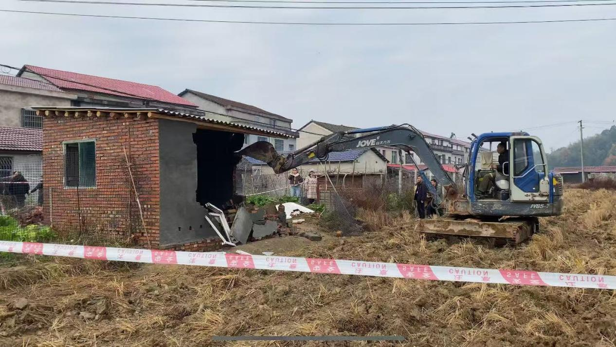 三江镇：依法拆除违法建筑  严守耕地保护红线