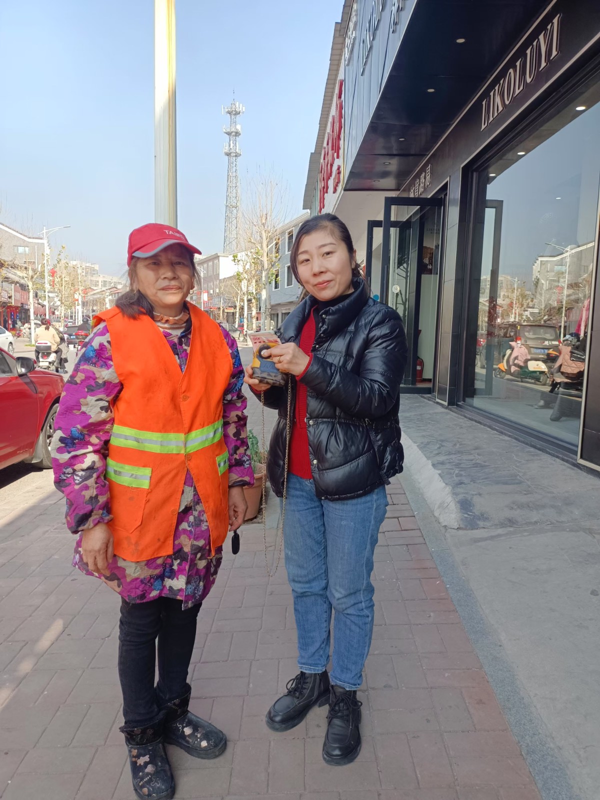 弼时镇热心保洁员翻遍垃圾桶帮失主找回钱包