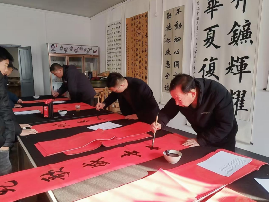 三江镇：挥毫送春联，墨香添年味
