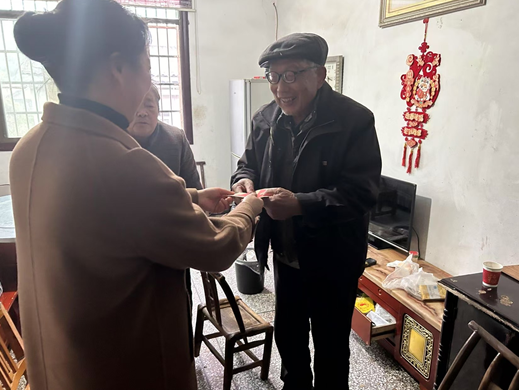 李芬走访慰问困难群众和党员