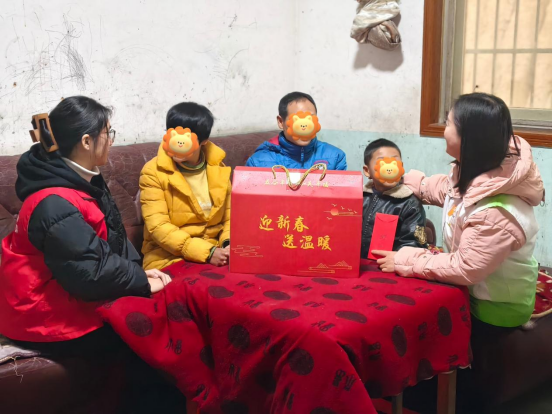 阳光社工：汇聚爱心，帮助困难群体温暖过年