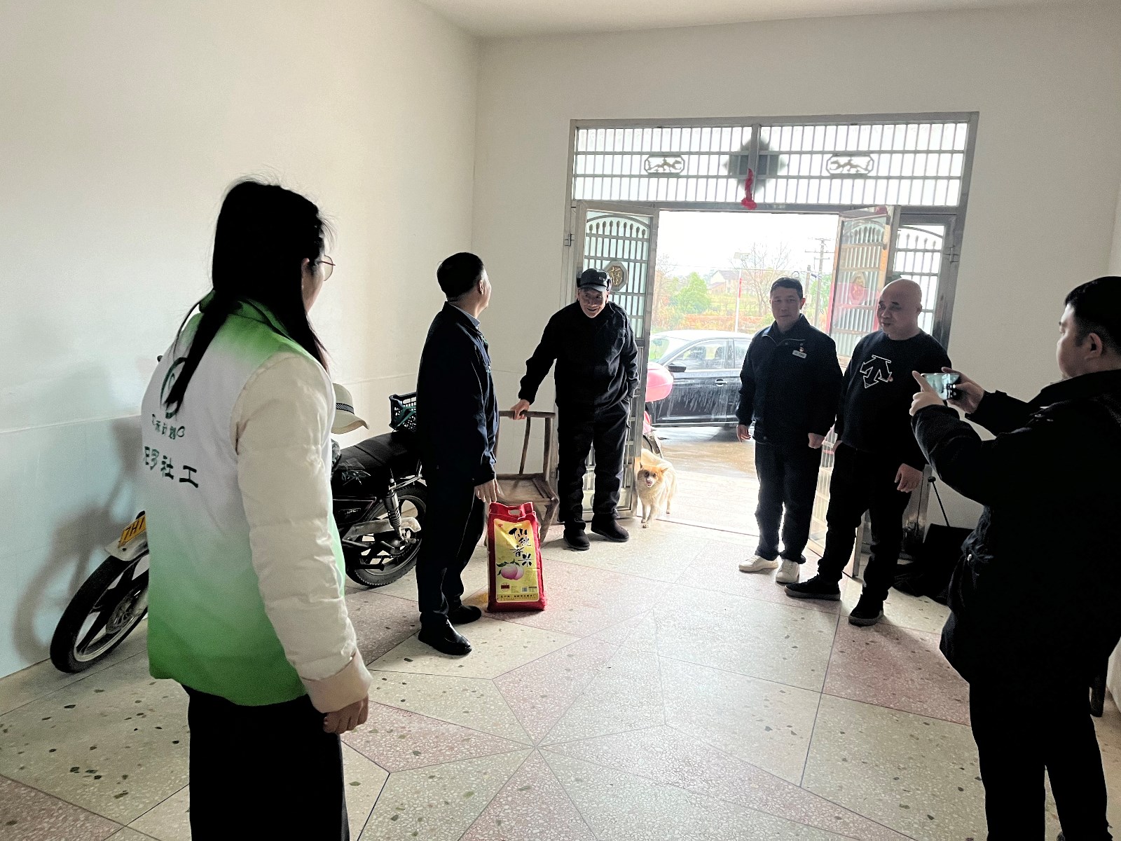 白水镇为特困老人送温暖 雷锋精神点亮春日