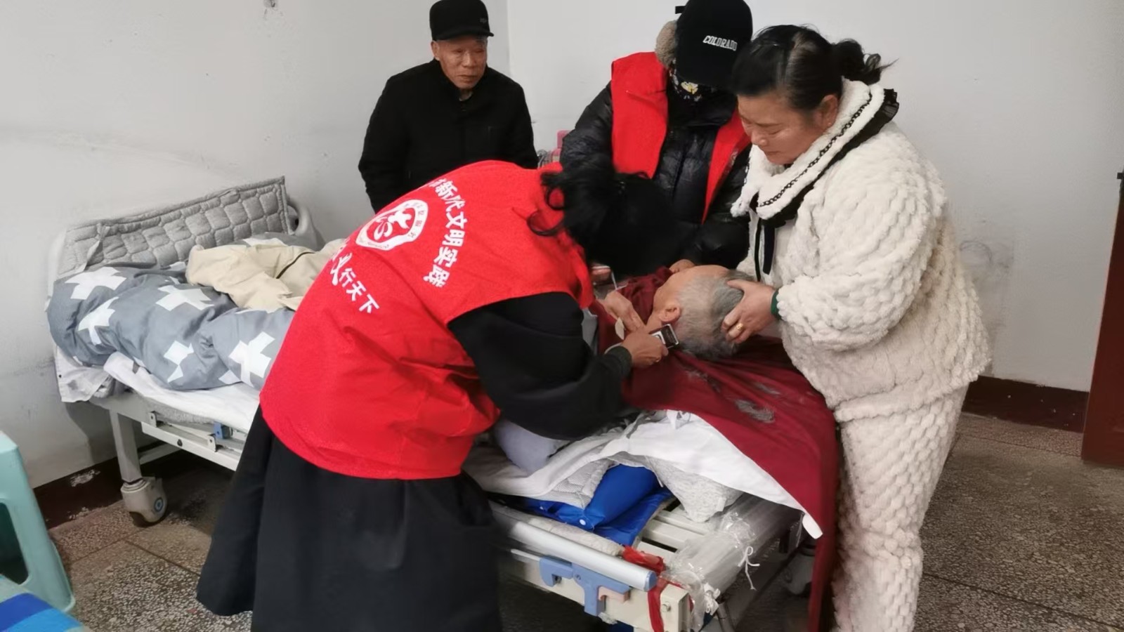归义街道双塘社区：雷锋精神暖社区，义剪服务传真情