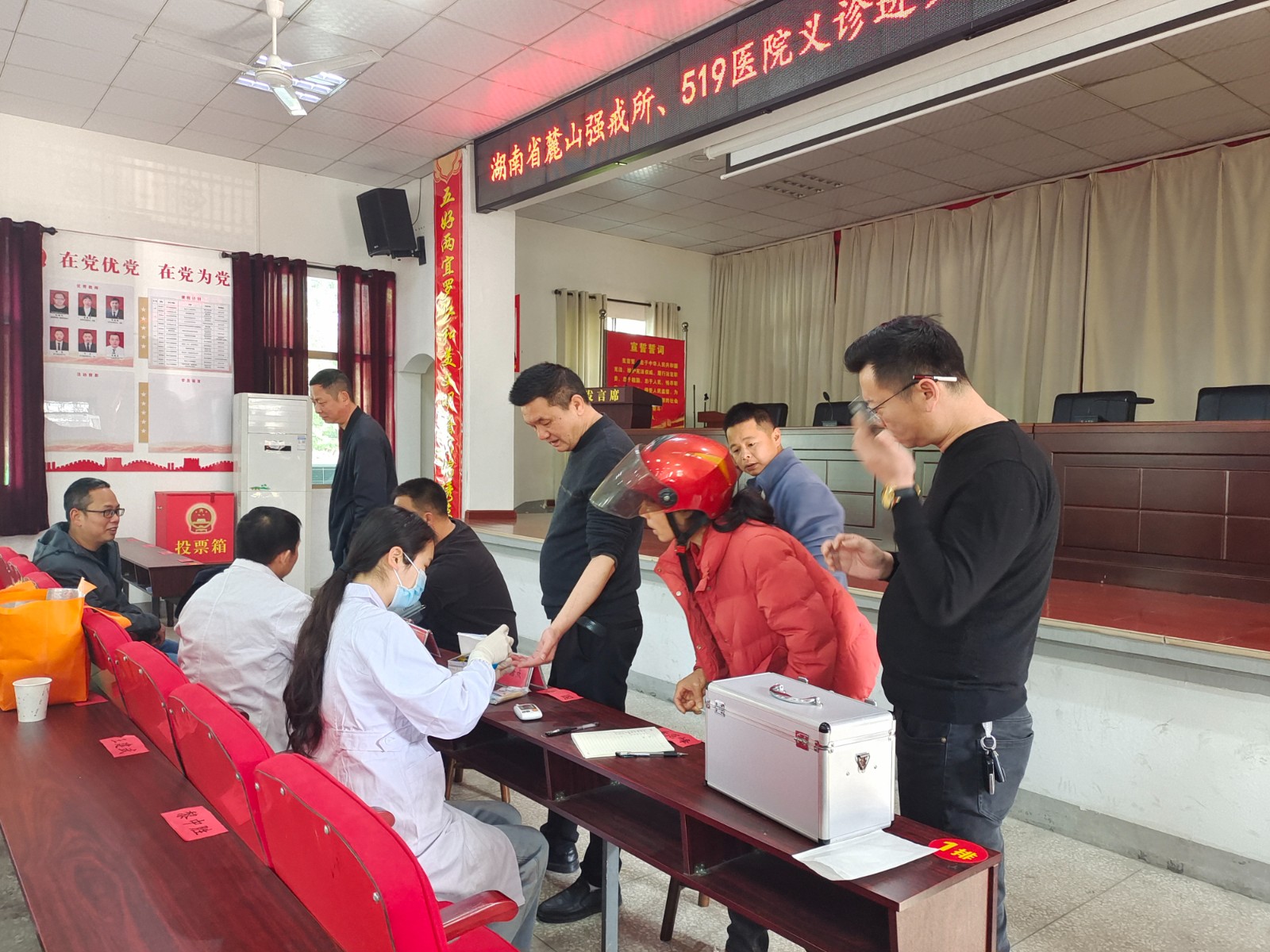 罗江镇： 健康义诊暖人心 禁毒宣传筑防线