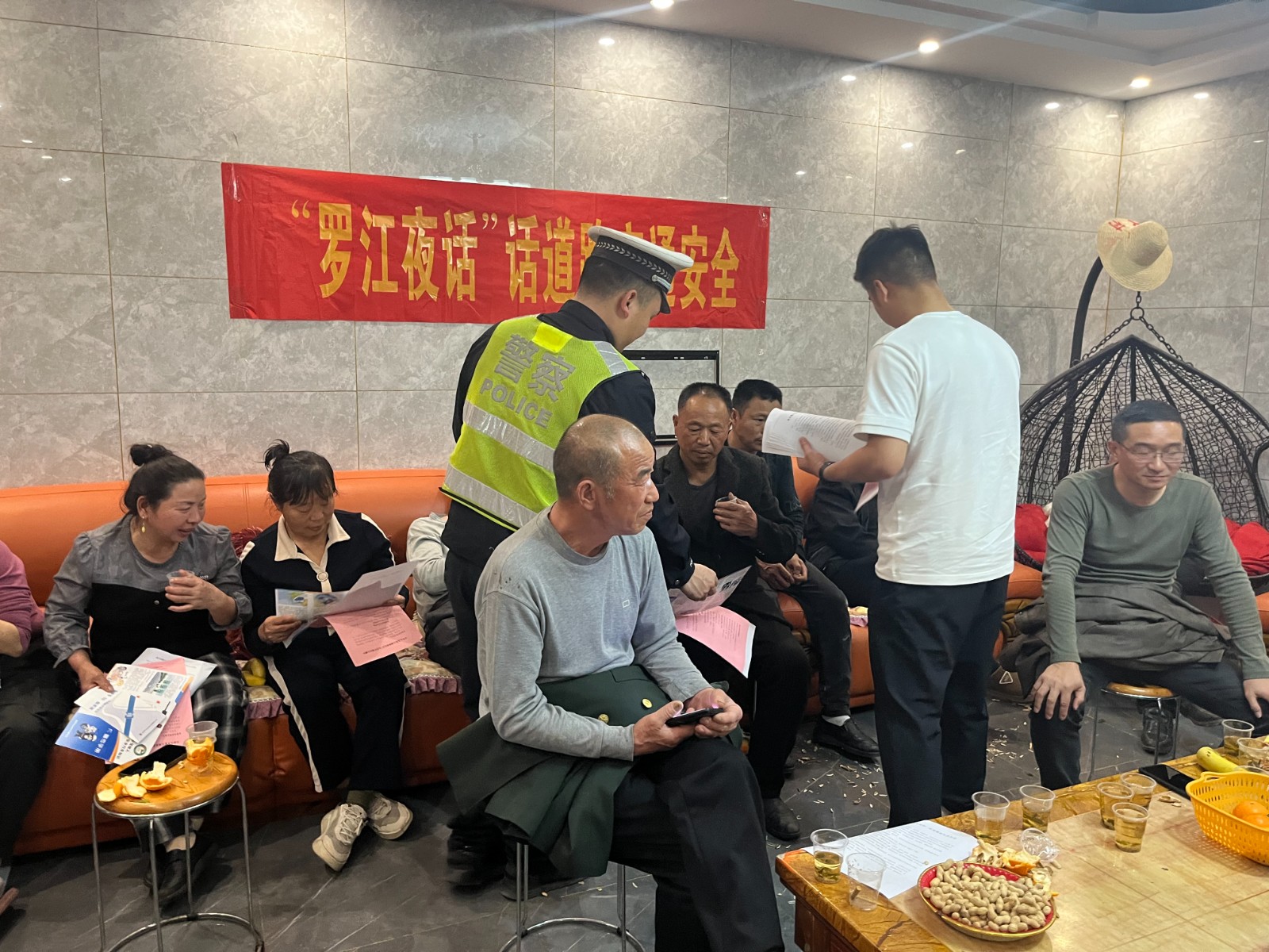 罗江镇：罗江夜话“话”安全 普法入户筑防线