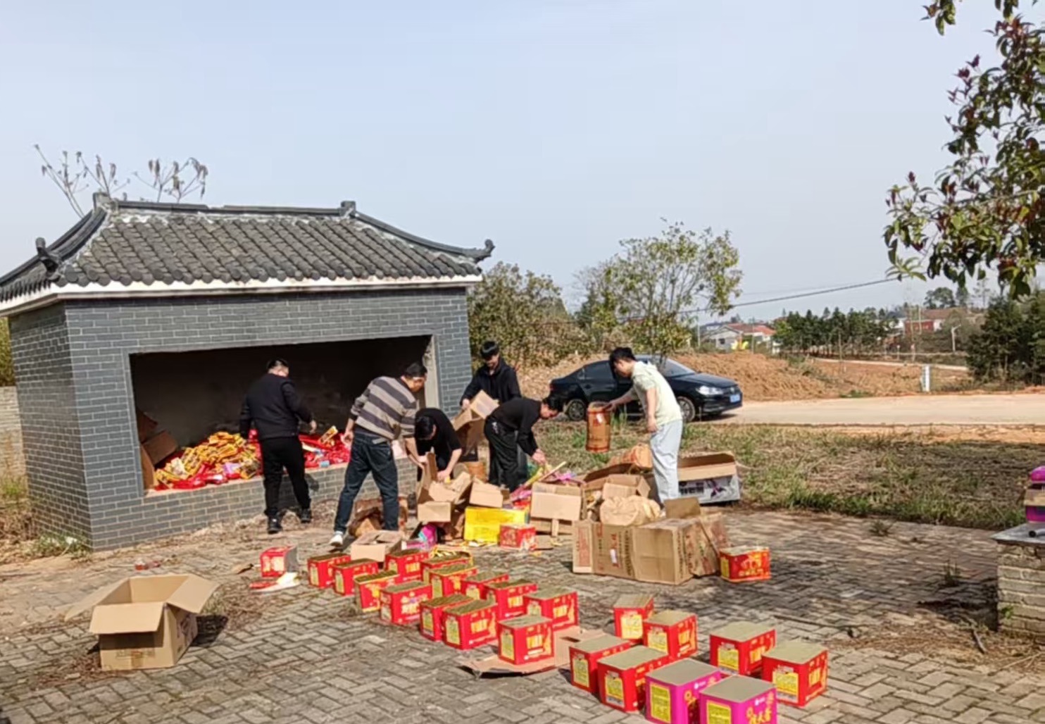 桃林寺镇集中销毁百余件非法烟花爆竹