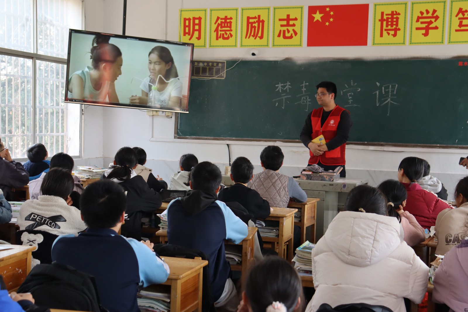罗江镇：禁毒宣传不松懈，“双防”守护助成长