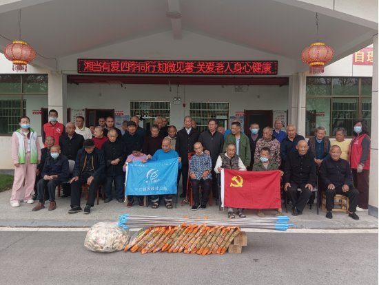 三江镇社工志愿者为敬老院老人送贴心“适老礼包”