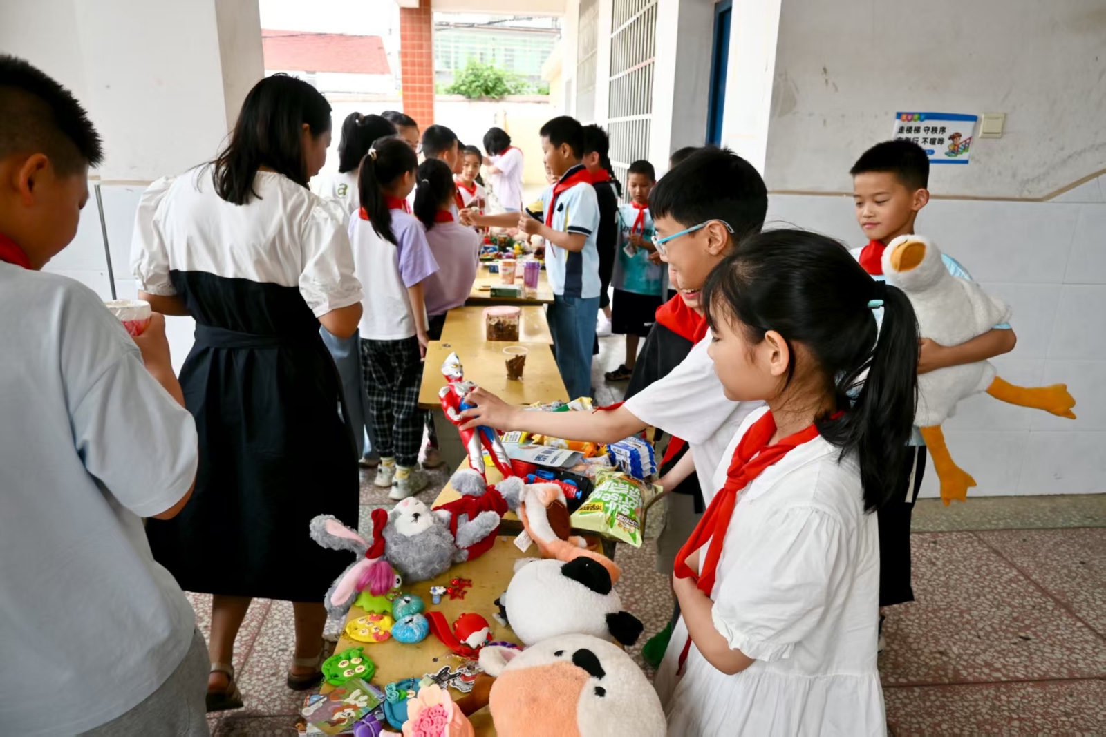 白塘镇南联小学：爱心义卖传温情 携手助残筑梦想