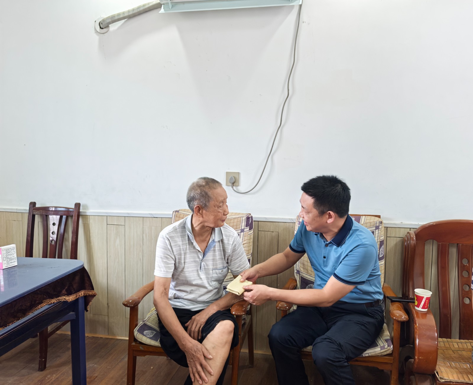 欧明目七一走访慰问困难党员，为联点乡镇讲授专题党课