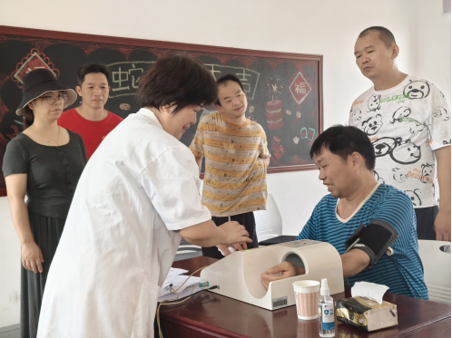 “清凉包”里装温情！汨罗乡医与志愿者为残障朋友解暑送健康