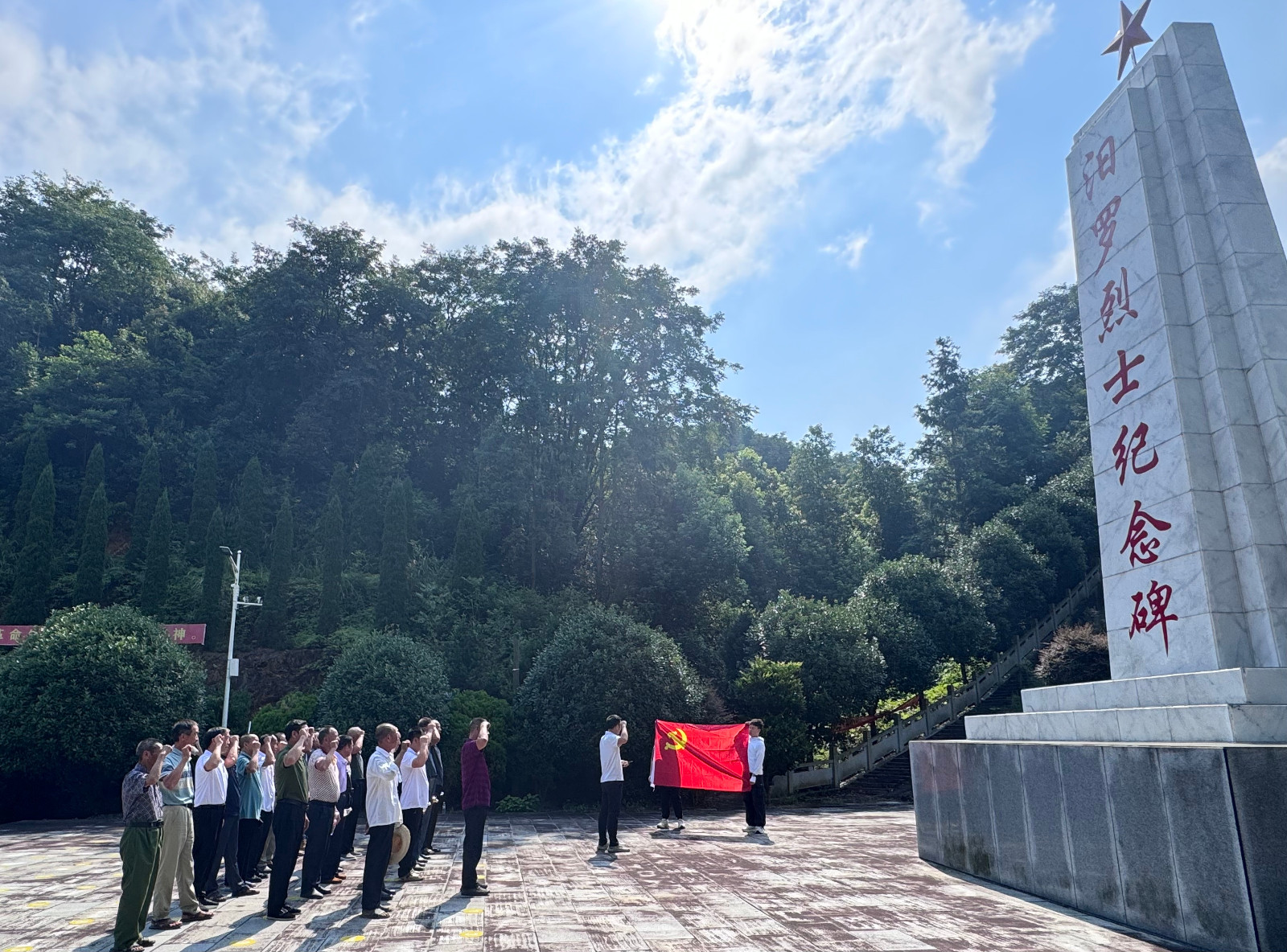大荆镇金水村老兵“八一”前夕祭英烈
