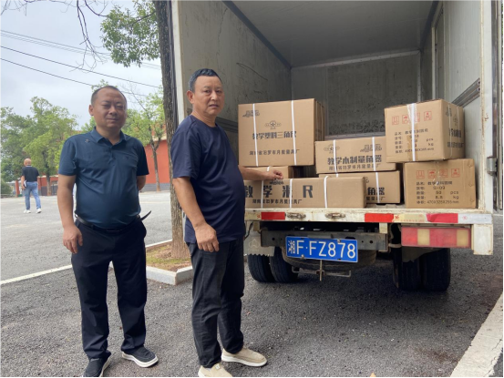 一份特别的教师节礼物！企业家何回湘向仇鳌学校捐赠万余元教学用具