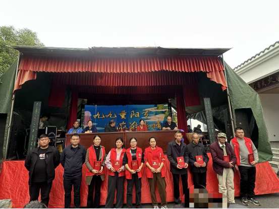 表彰孝亲、听花鼓戏……桃林寺镇永红村重阳暖了老人心