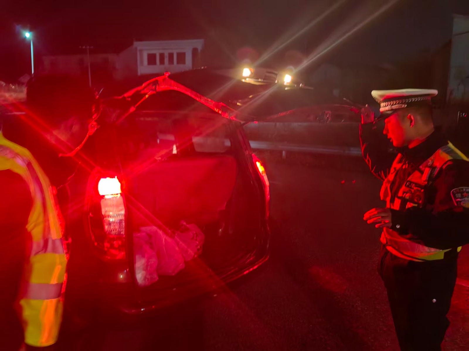 严守岁末安全防线！白塘镇开展烟花爆竹运输夜查行动