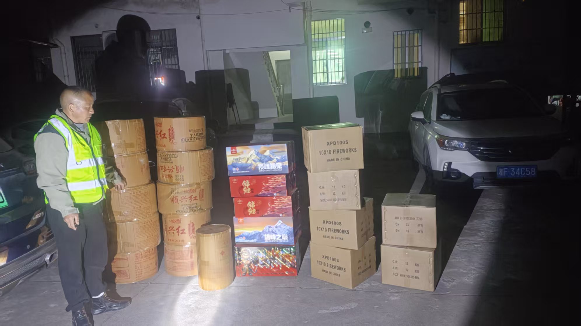 神鼎山镇开展联合夜查行动 严打非法运输烟花爆竹行为