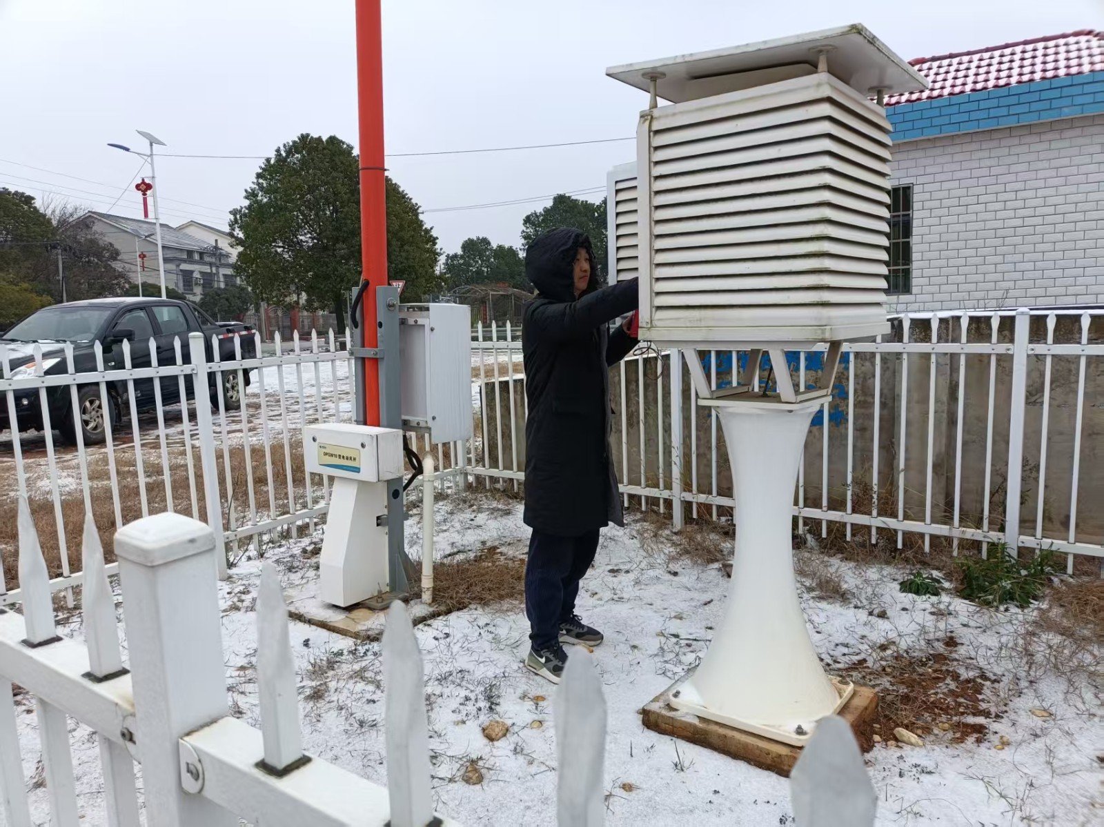 除冰开路守护数据生命线！汨罗“气象哨兵”冲锋一线战寒潮