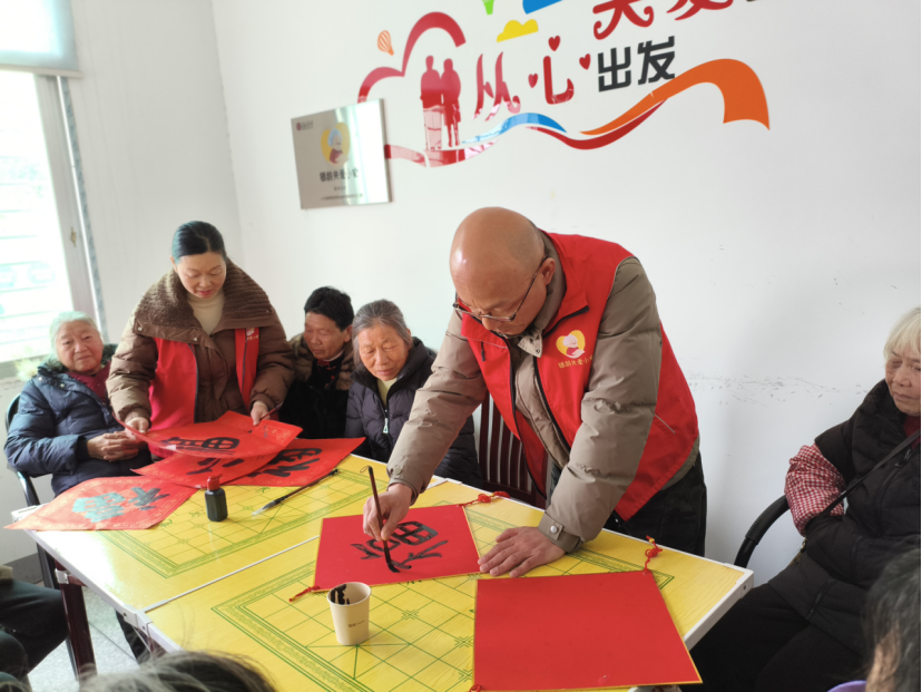 福字一写，暖意拉满！弼时镇这场“书法局”专为爷爷奶奶而开