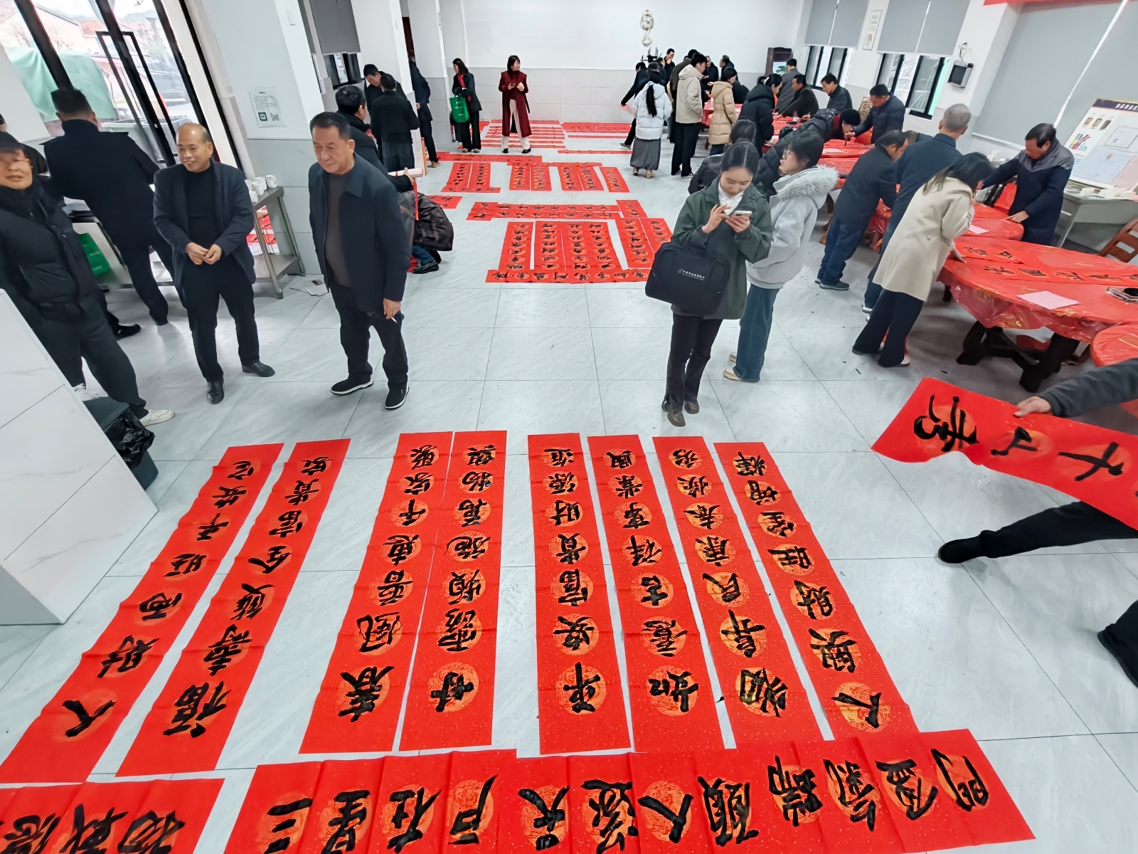 白塘镇开展“迎新春·送春联”文化惠民活动