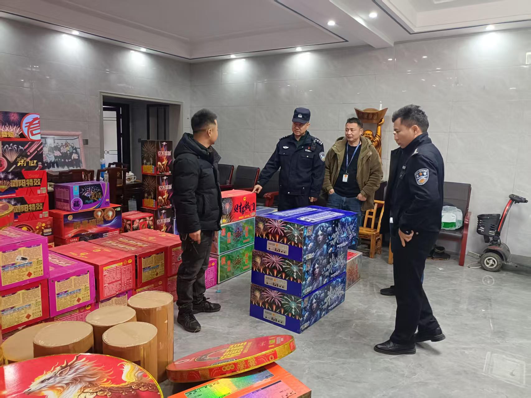 罗江镇端掉一非法烟花爆竹窝点