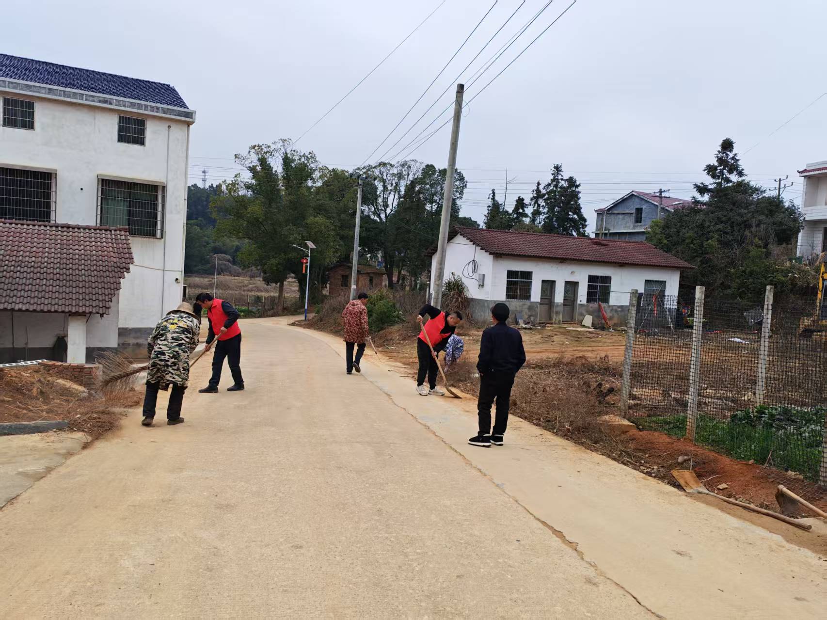 三江镇：党员群众齐动手 干干净净过新年