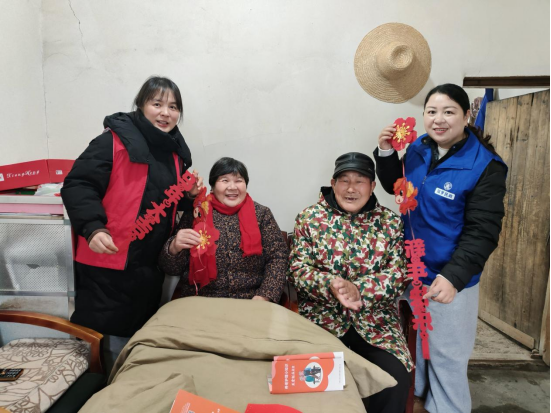 元宵送暖进家门 汨罗助老员走村入户陪伴独居老人过节