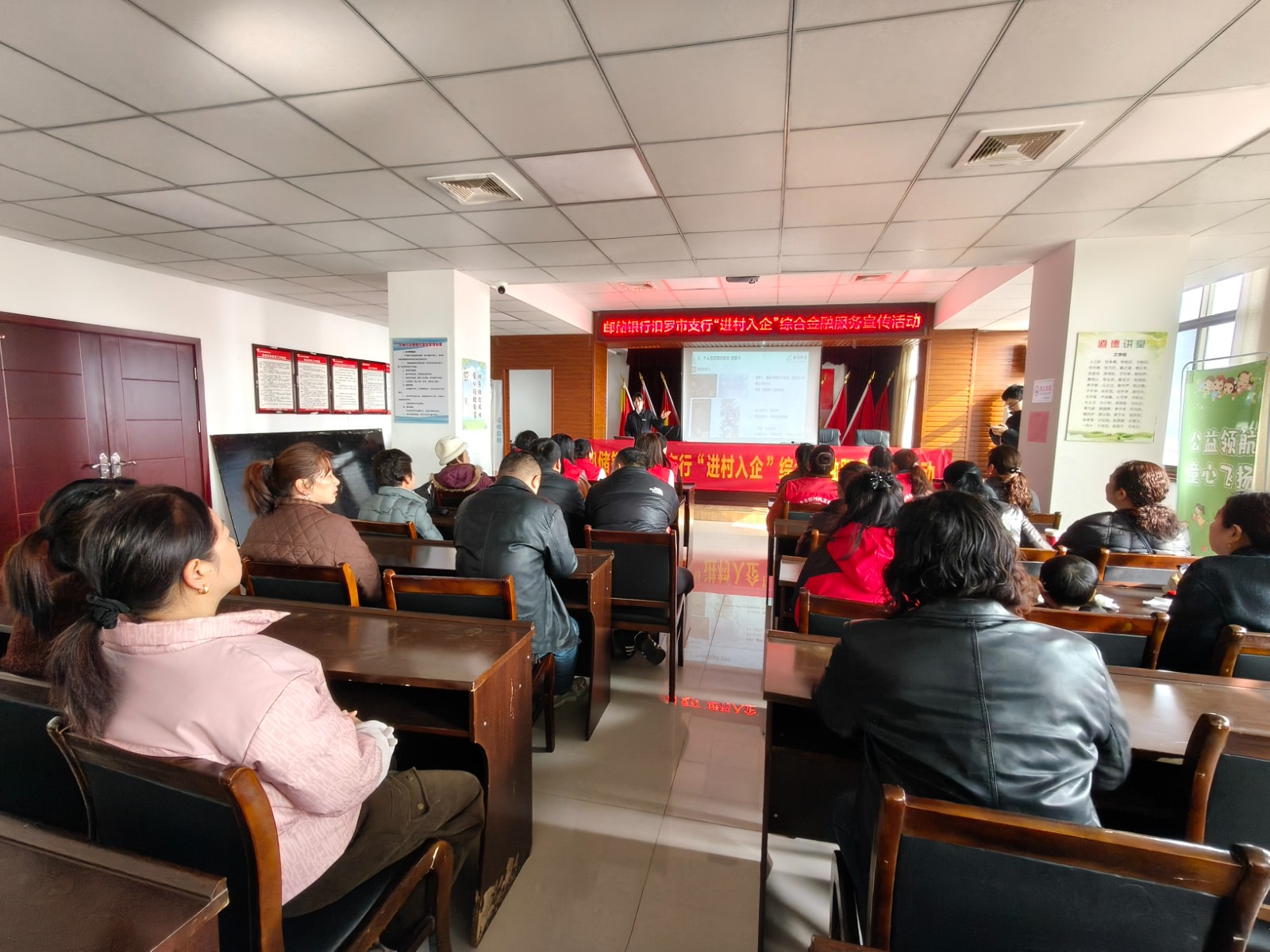 罗城社区联合邮储银行开展金融服务宣传活动