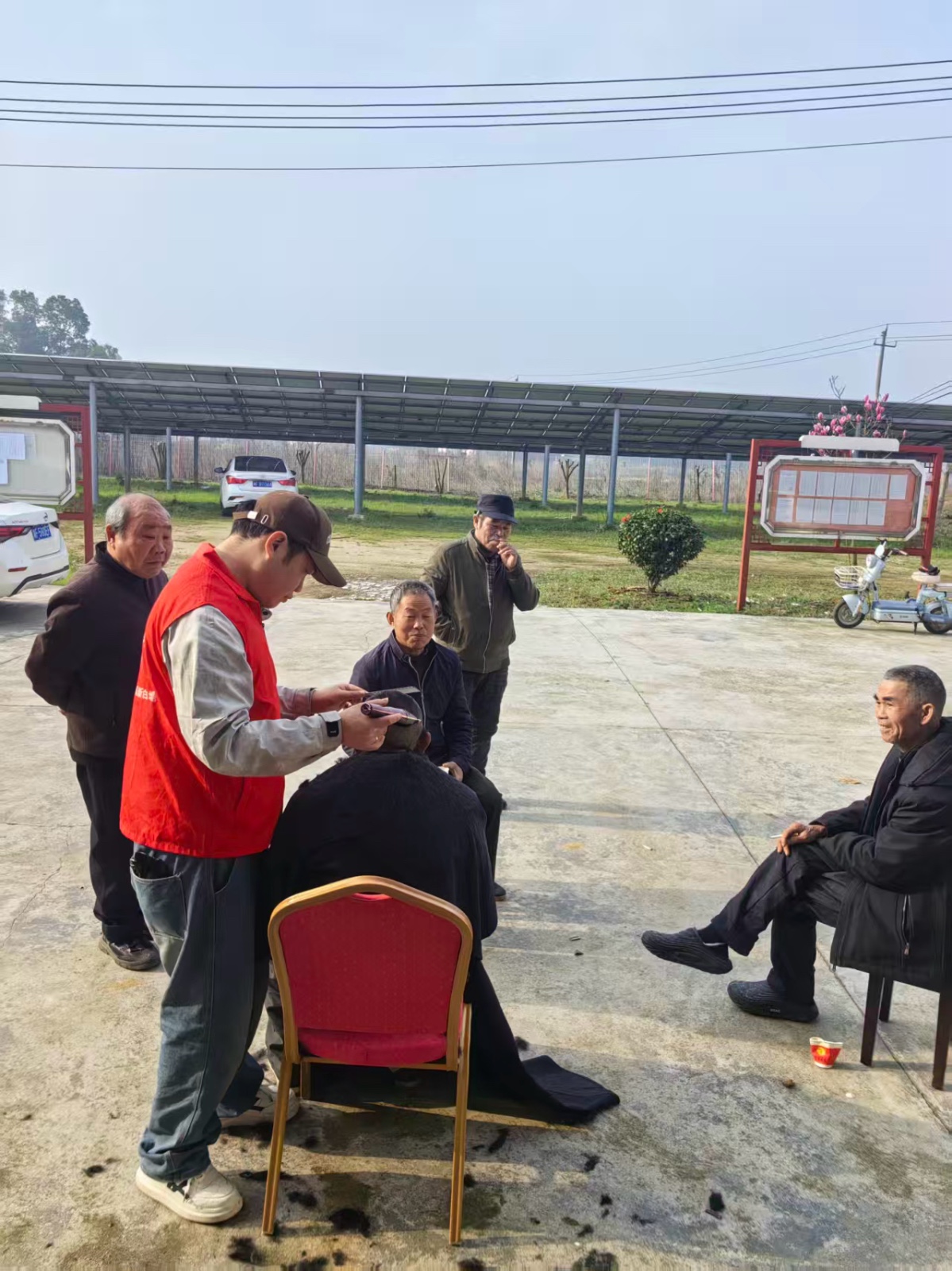 白塘镇仁义村：老人坐上“专车”去理发