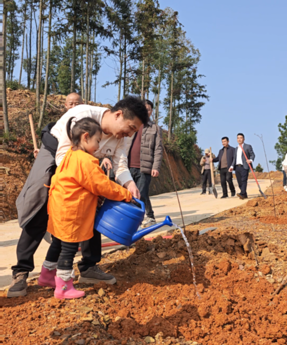 罗江镇：大手牵小手，一起“趣”植树