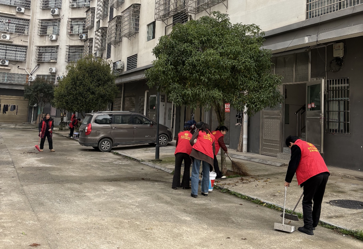 弼时镇金山社区志愿者开展环境整治 扮靓美丽家园