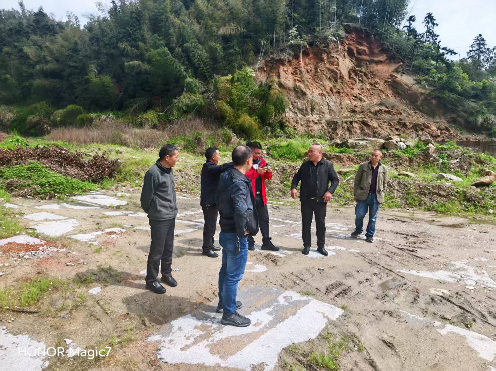 弼时镇：实地踏勘玉池片区 确定垃圾收集点选址