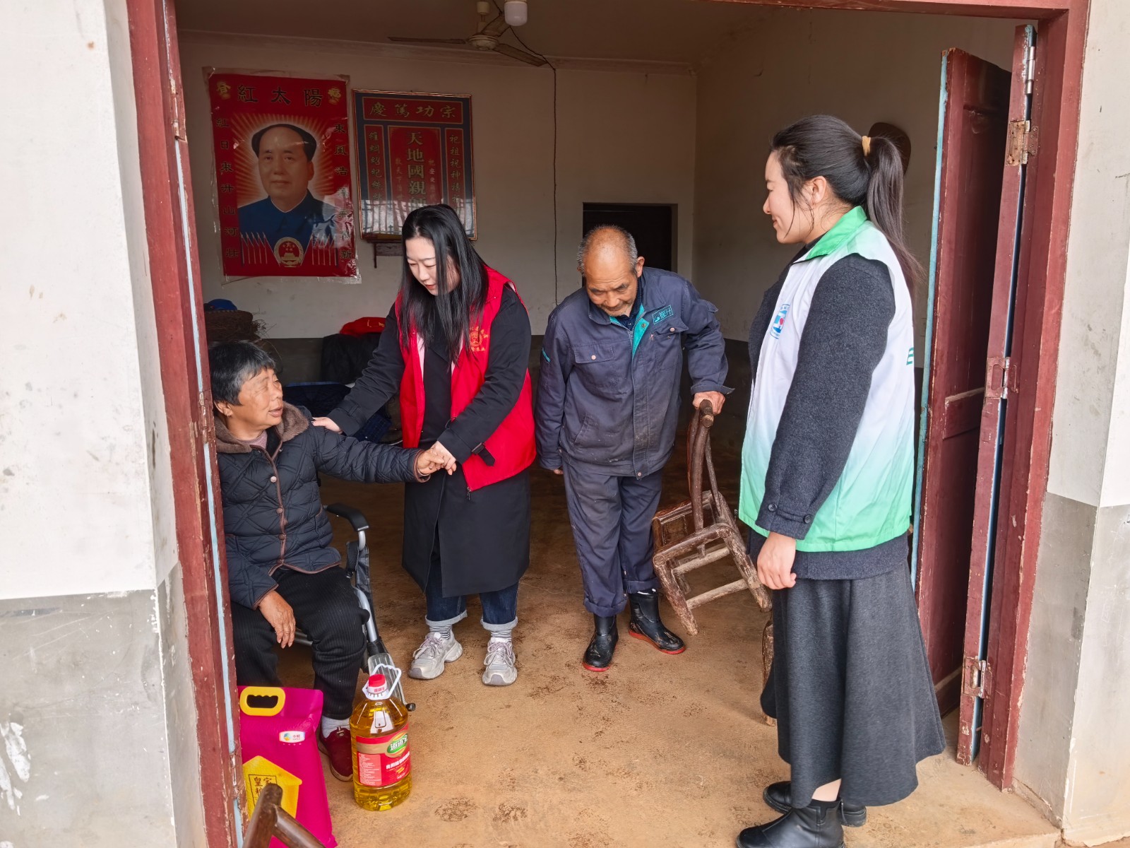 罗江镇社工站携手志愿者入户慰问困难群众