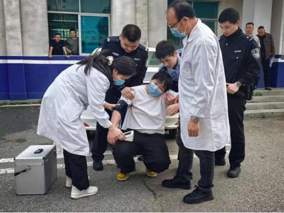 桃林寺镇举行重精管理应急处置演练及“五帮一”培训