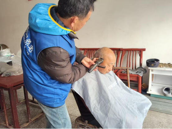 上门洗头理发，汨罗“纾扶家”让困难老人清清爽爽