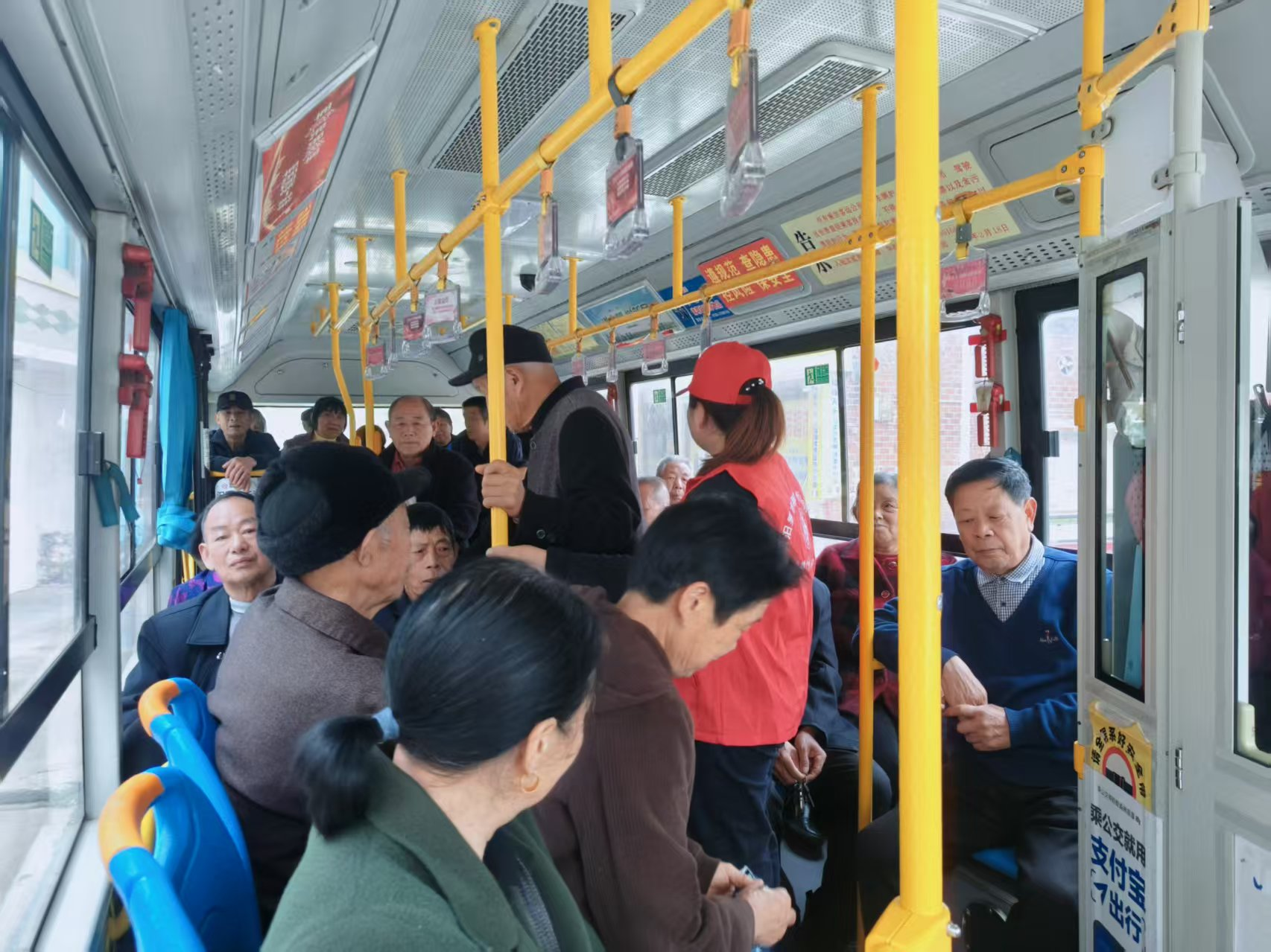 神鼎山镇新龙村：免费体检上门接送，220余名老人享健康服务